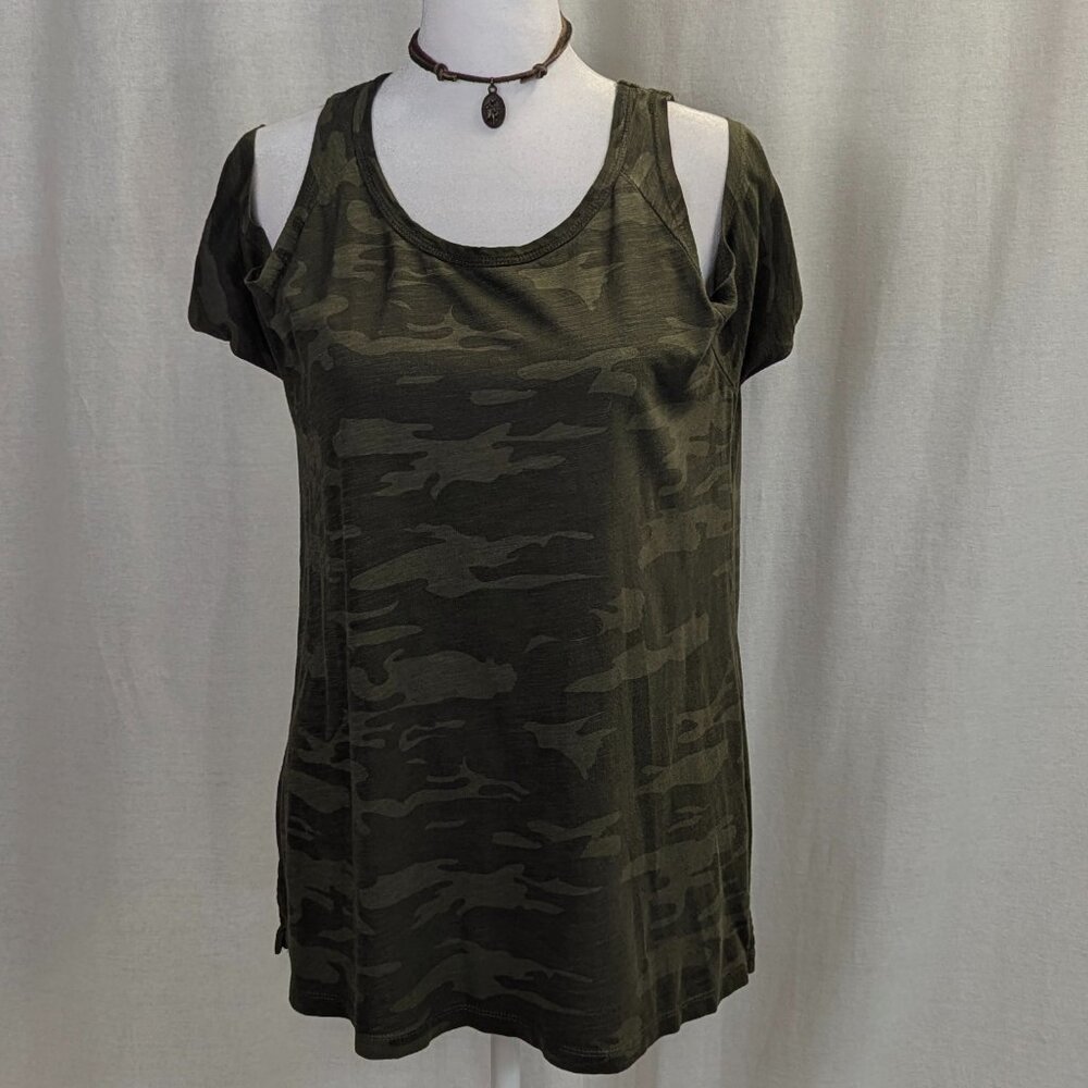Sanctuary Size Small Camo Cold Shoulder Tee